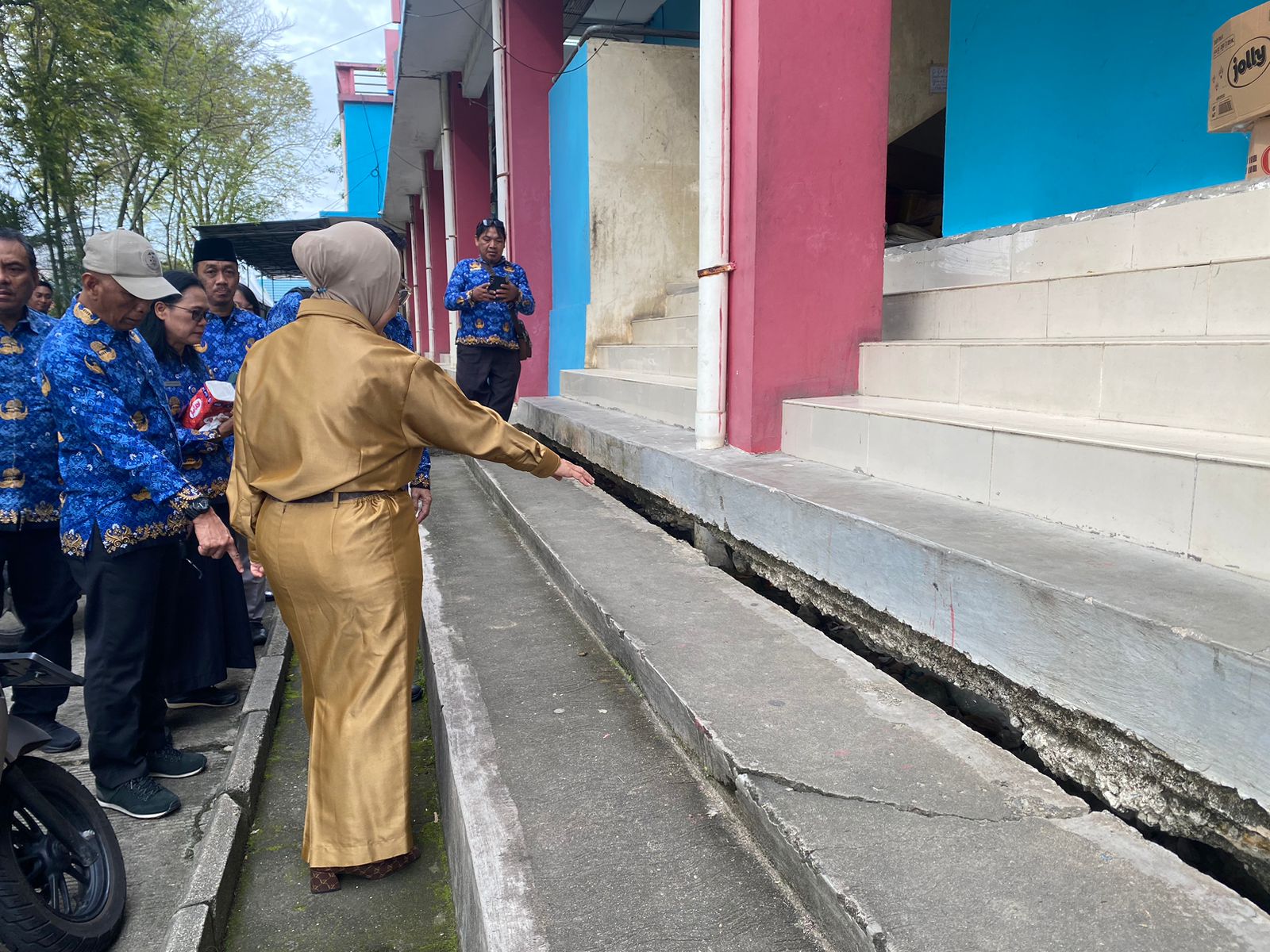 Wali Kota Bontang Neni Moerniaeni meninjau kondisi bangunan Pasar Telihan yang diresmikan pada 2011 silam.