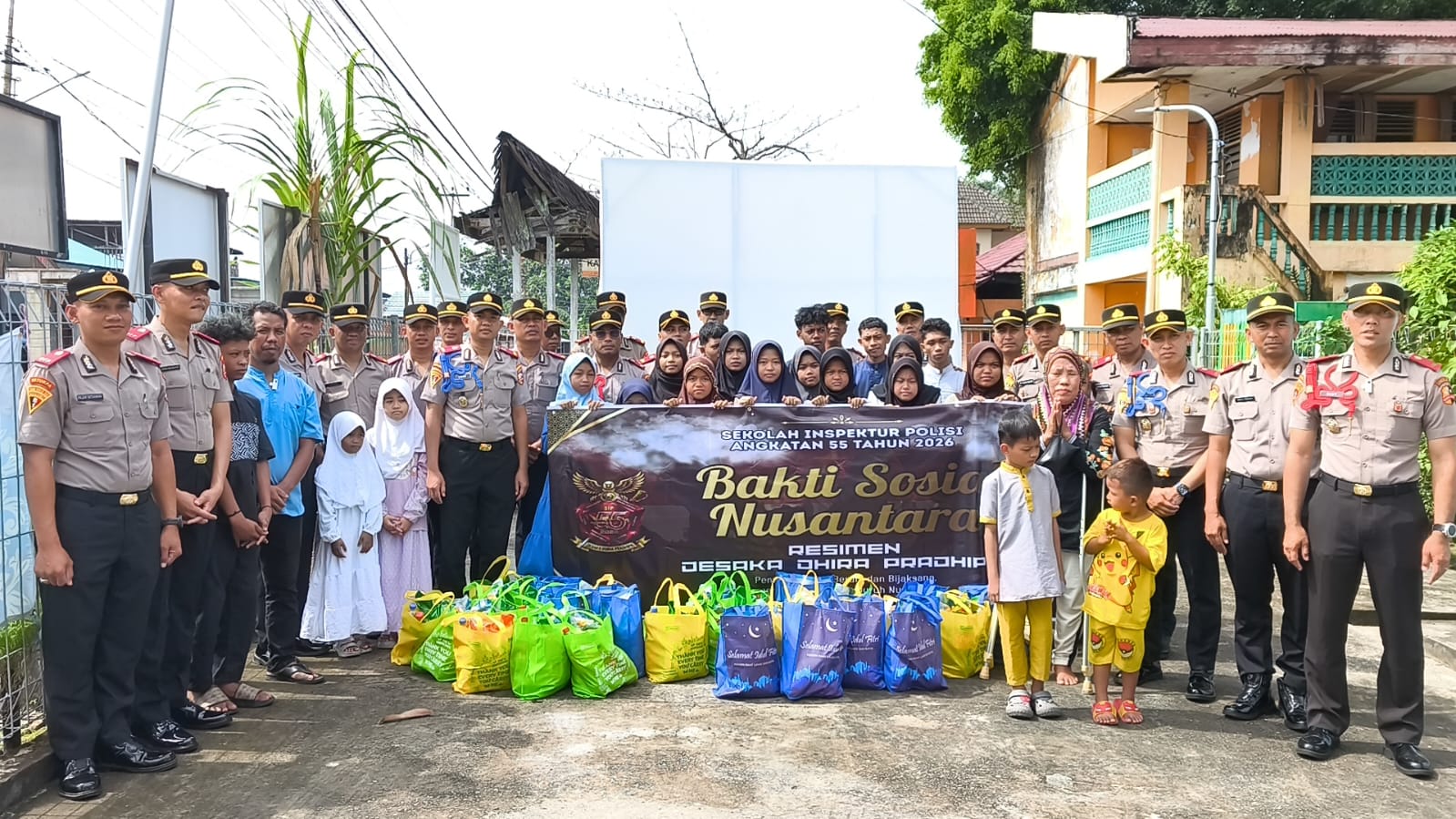 Keluarga besar siswa Serdik Angkatan ke-55 Resimen Desaka Bira Pradipa menggelar bakti sosial di lingkungan Kelurahan Sepinggan Raya.