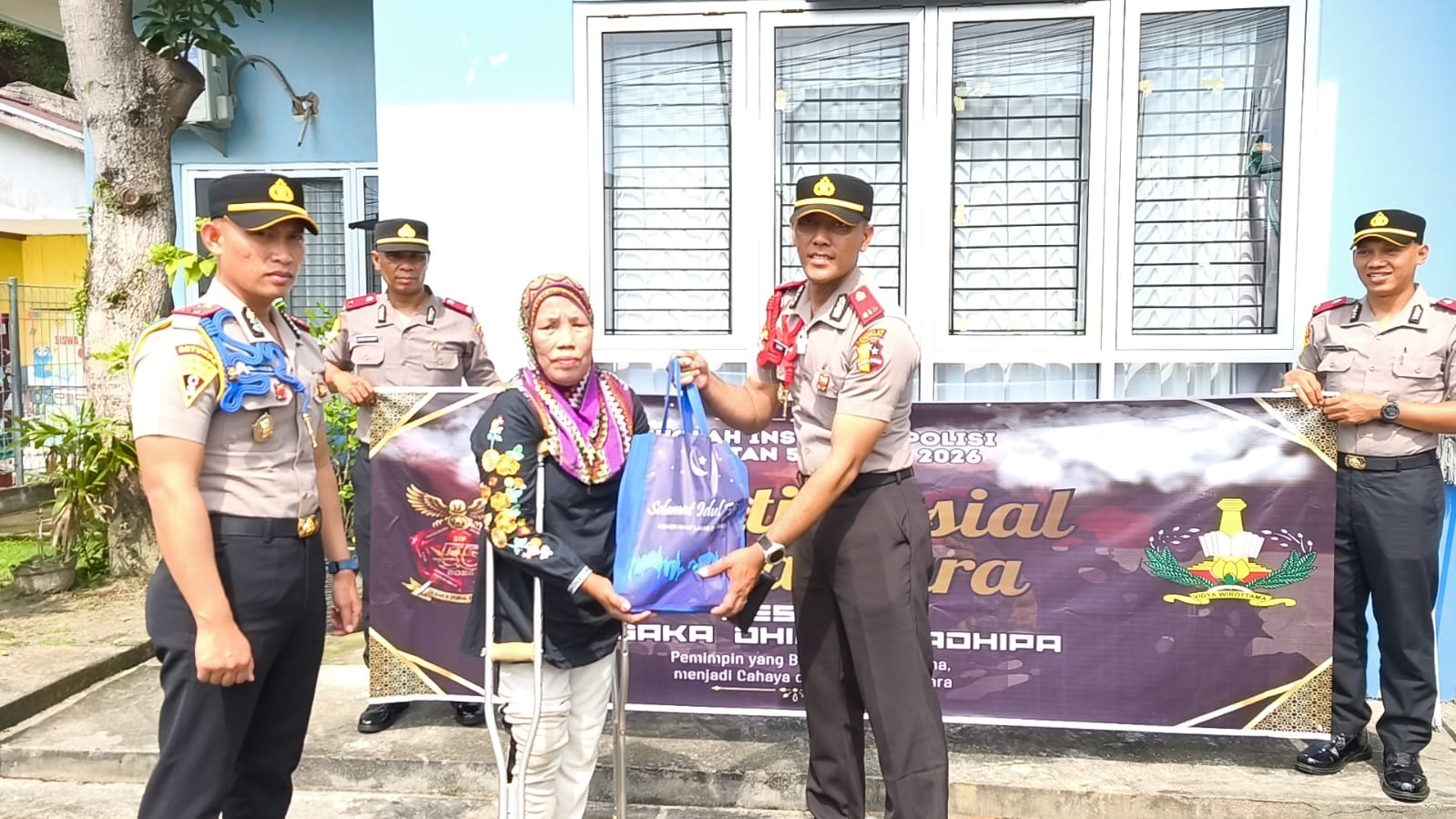Salah satu warga penerima manfaat bersyukur atas bingkisan yang diberikan.  