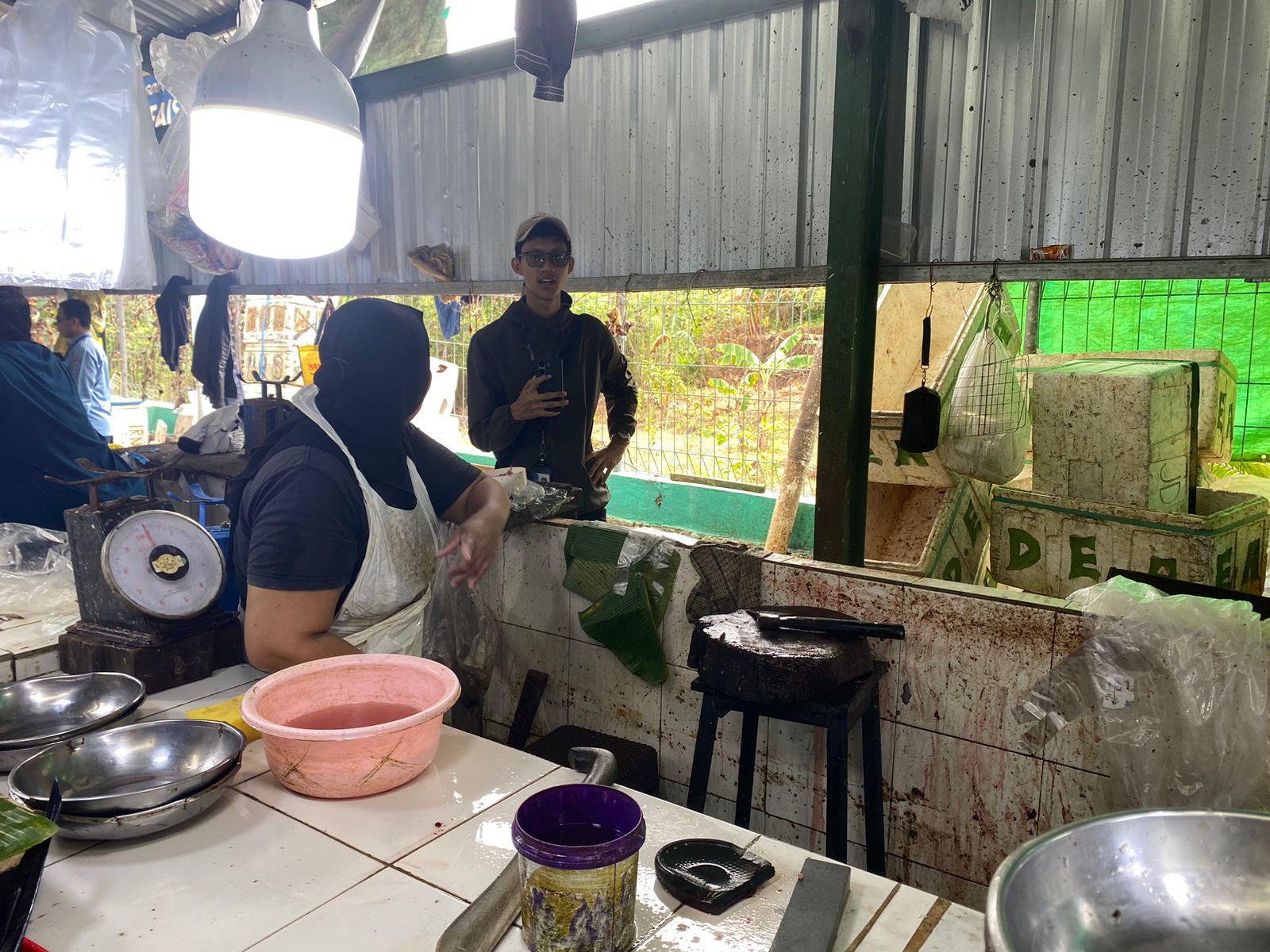 SEMPIT: Area jualan pedagang ikan di Pasar Taman Citra Mas Loktuan terhalang oleh pembatas lapak dengan saluran pembuangan. 