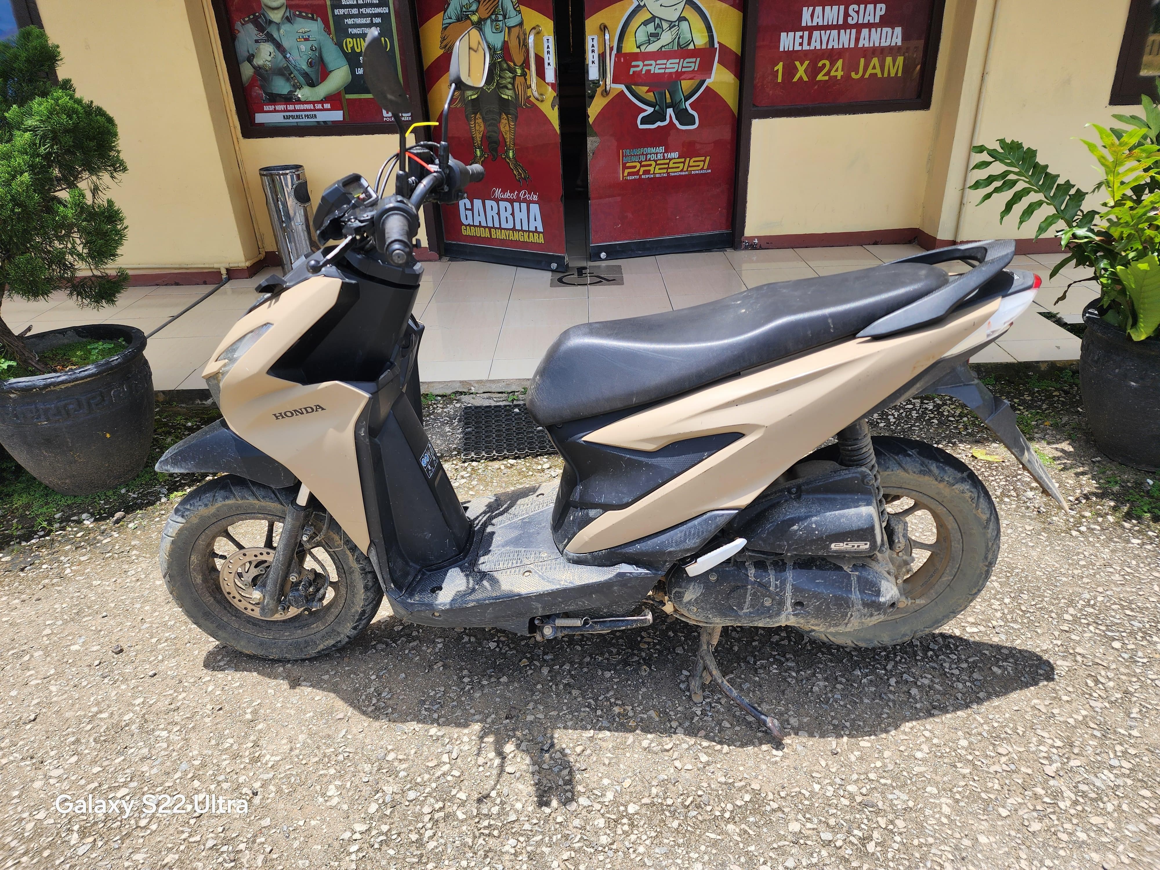sepeda motor hasil curian yang kini berada di Mapolsek Long Kali sebagai barang bukti. Polisi meminta warga melapor jika menemui aktivitas mencurigakan di lingkungan sekitar.