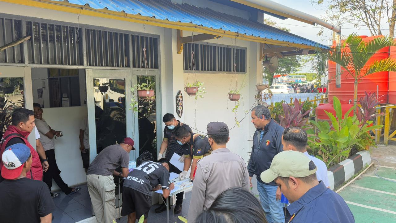 Polda Kaltim menggelar tes urine dengan sasaran sopir angkutan penumpang dan barang di Pelabuhan Feri Kariangau Balikpapan.