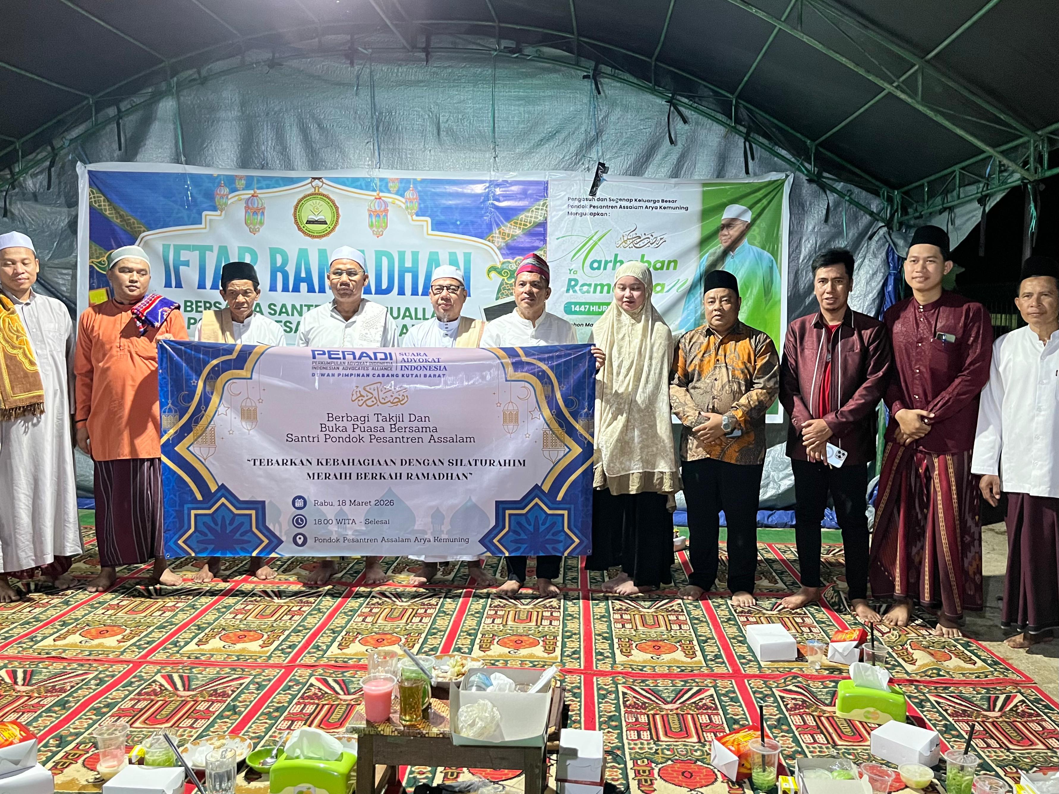 Jajaran pengurus PERADI SAI Kutai Barat saat berbagi takjil dan buka puasa bersama. Kegiatan ini menjadi momentum mempererat silaturahmi antara praktisi hukum dan lingkungan pesantren.