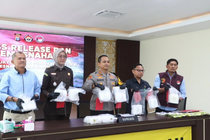 Polres Berau merilis pengungkapan kasus peredaran sabu 10 kilogram yang disembunyikan di dalam pintu mobil.
