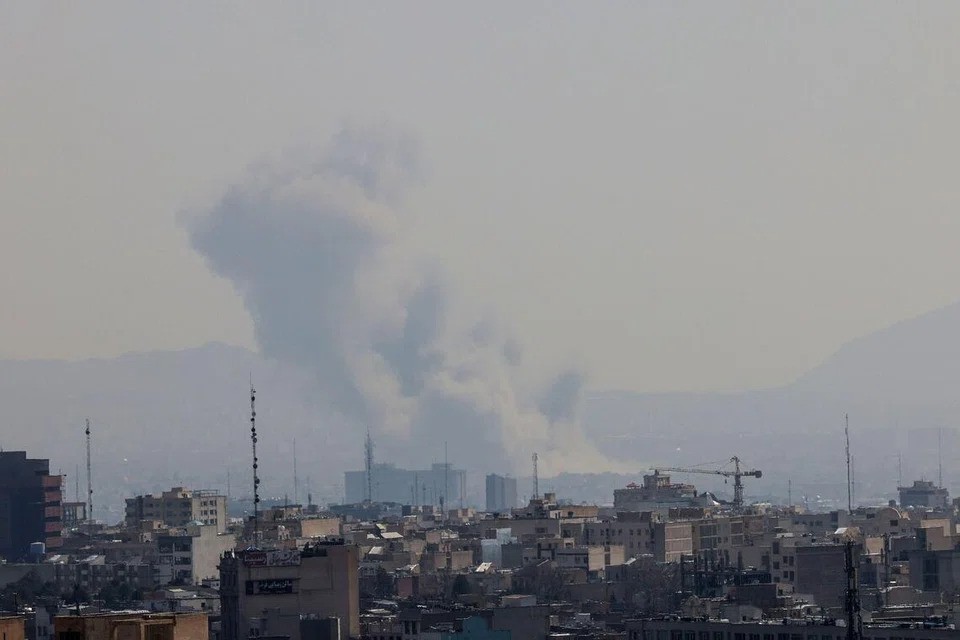 Kepulan asap membumbung dari lokasi serangan di Tehran pada 17 Maret 2026. (Foto: AFP)