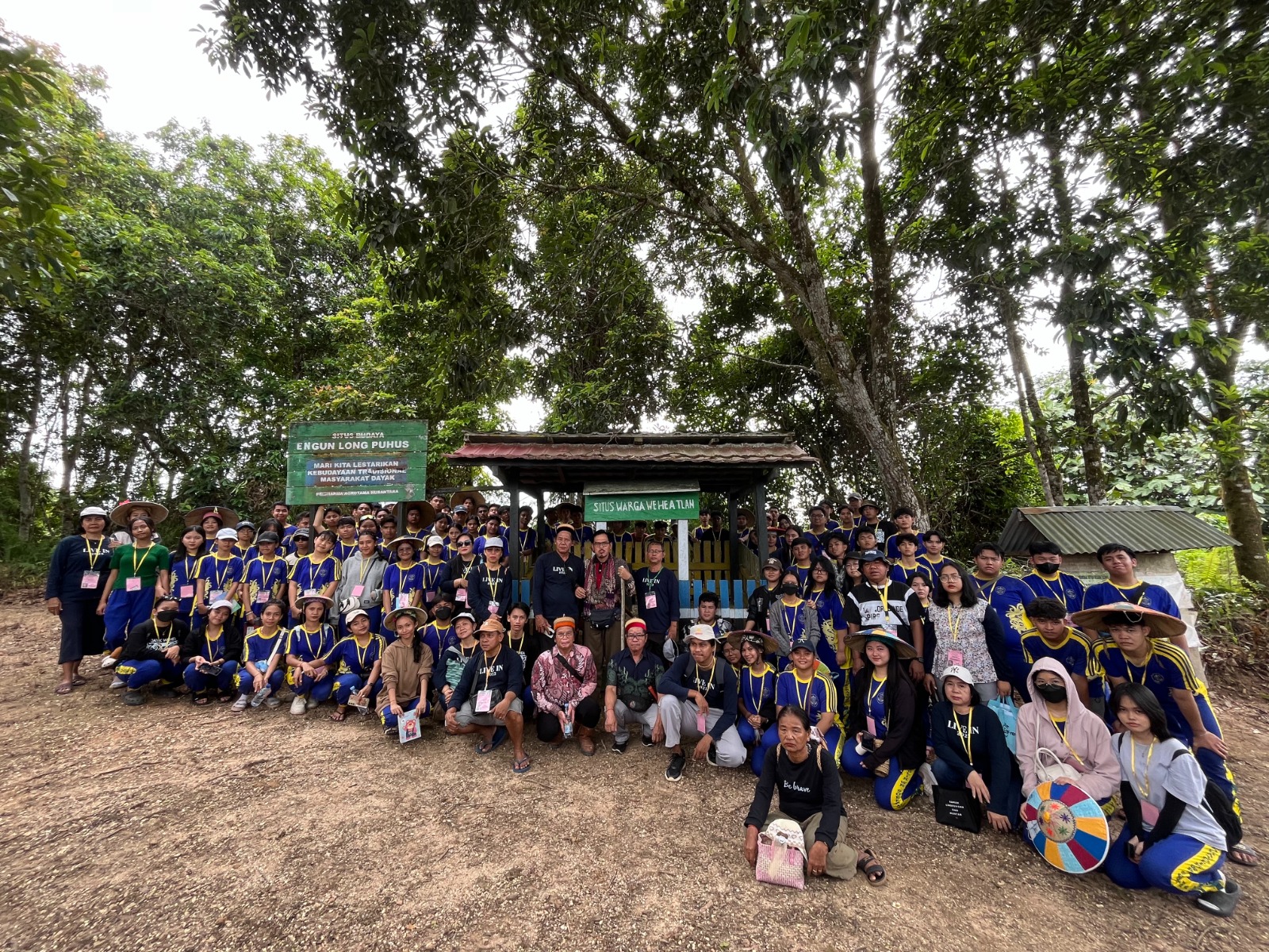 Peserta Live In Angkatan IV SMA Katolik WR Soepratman No 020 Samarinda bersama Kepala Adat Besar Wehea Ledjie Be Leang Song beserta narasumber Eksplorasi dan Temu Budaya di situs Engun Long Puhus.