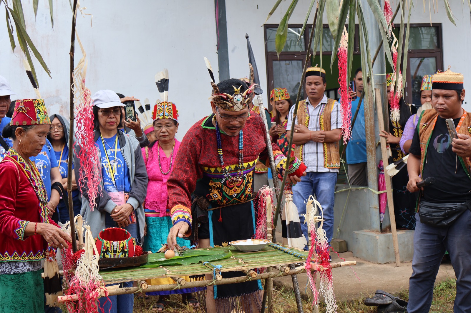 Upacara Ritual Penyambutan peserta Live In angkatan VI SMA KATOLIK WR SOEPRATMAN 020 SAMARINDA oleh Kepala Adat Besar Wehea Bapak Ledjie Be Leang Song di halaman aula Desa Bea Nehas.