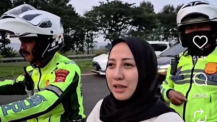 DIBAWA MOGE: Seorang ibu yang ditinggal keluarganya di rest area ini akhirnya dibonceng polisi dengan moge, untuk menyusul suaminya.