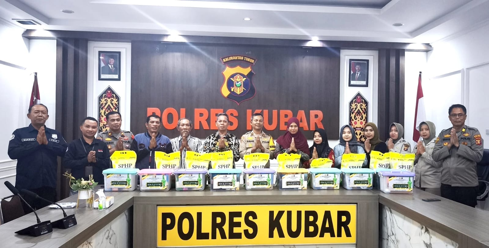 Polres Kubar salurkan bantuan untuk purnawirawan, warakawuri hingga anak yatim.