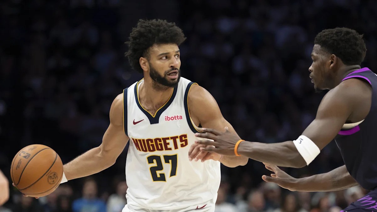 Cam Johnson mencoba melewati penjagaan lawan dalam laga NBA, tetap tampil agresif di tengah upaya Denver Nuggets menemukan momentum kemenangan.