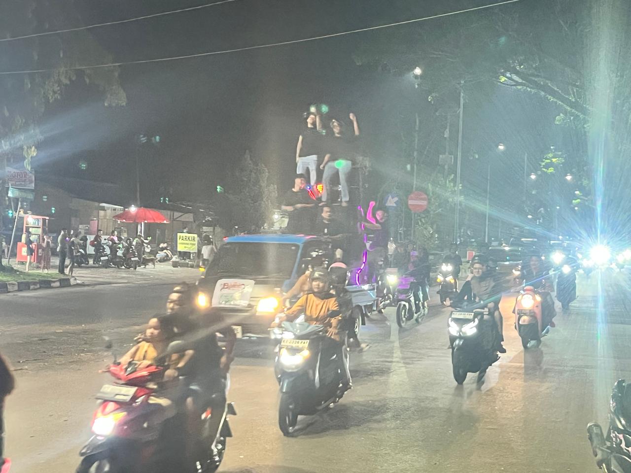 Peserta pawai saat melintas di Simpang Jalan Bung Karno. 