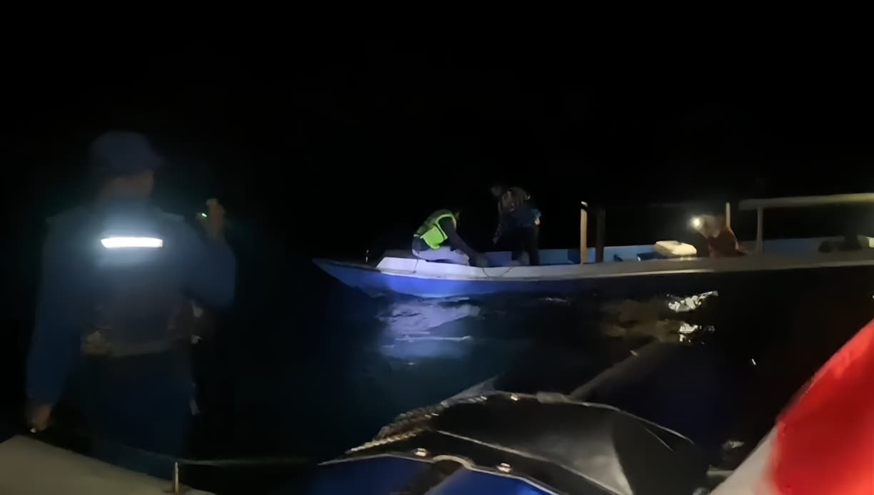 Proses evakuasi kapal pemancing yang mati mesin di perairan Teluk Lombok, Sangatta Utara, Kutai Timur, Kamis (19/3/2026) malam.