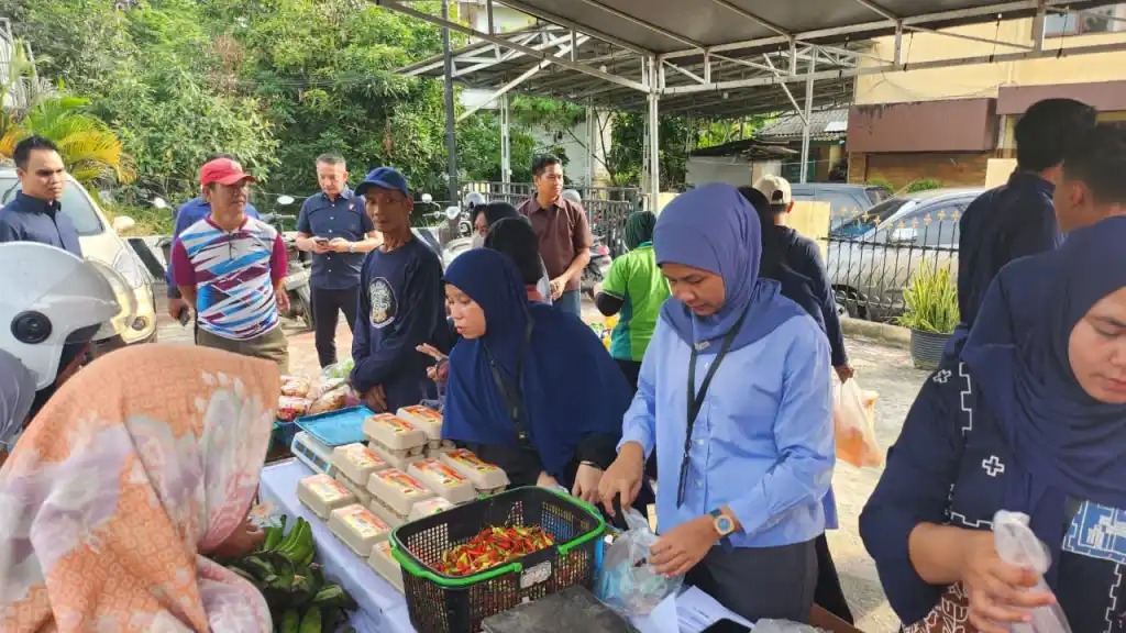 Gerakan pangan murah&nbsp;Polri untuk masyarakat di halaman markas Polsek Balikpapan Selatan digelar Ditreskrimsus Polda Kaltim.