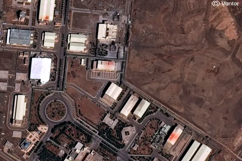 Citra satelit memperlihatkan kompleks fasilitas nuklir Natanz di Iran setelah salah satu bangunan mengalami kerusakan akibat serangan AS dan Israel pada 2 Maret 2026. (Vantor/Aljazeera)