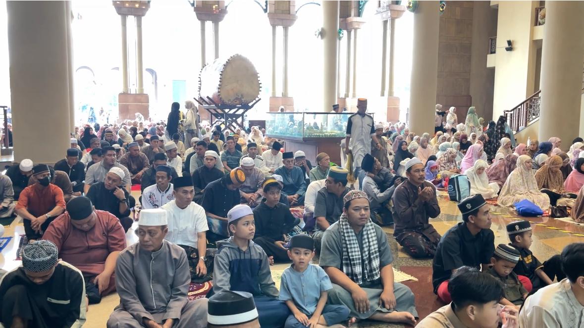 Suasana khidmat jemaah saat mendengarkan khutbah Idulfitri di area selasar Islamic Center Samarinda. (EKO/KP)