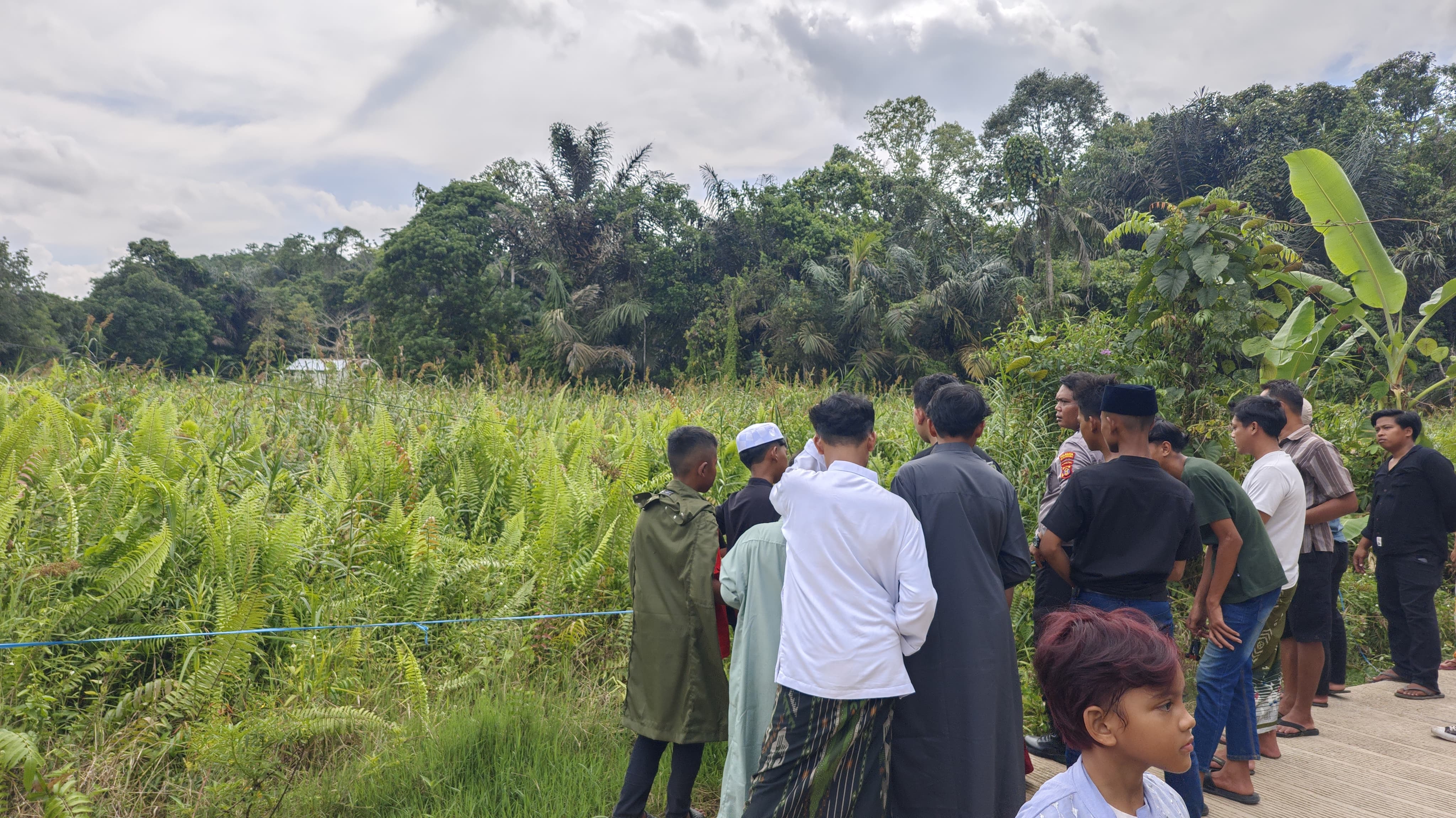 Warga Jalan Gunung Pelandu, RT 13, Kelurahan Sempaja Utara, digegerkan dengan penemuan potongan tubuh manusia pada Sabtu (21/3/2026) siang. (FOTO/EKO PRALISTIO)