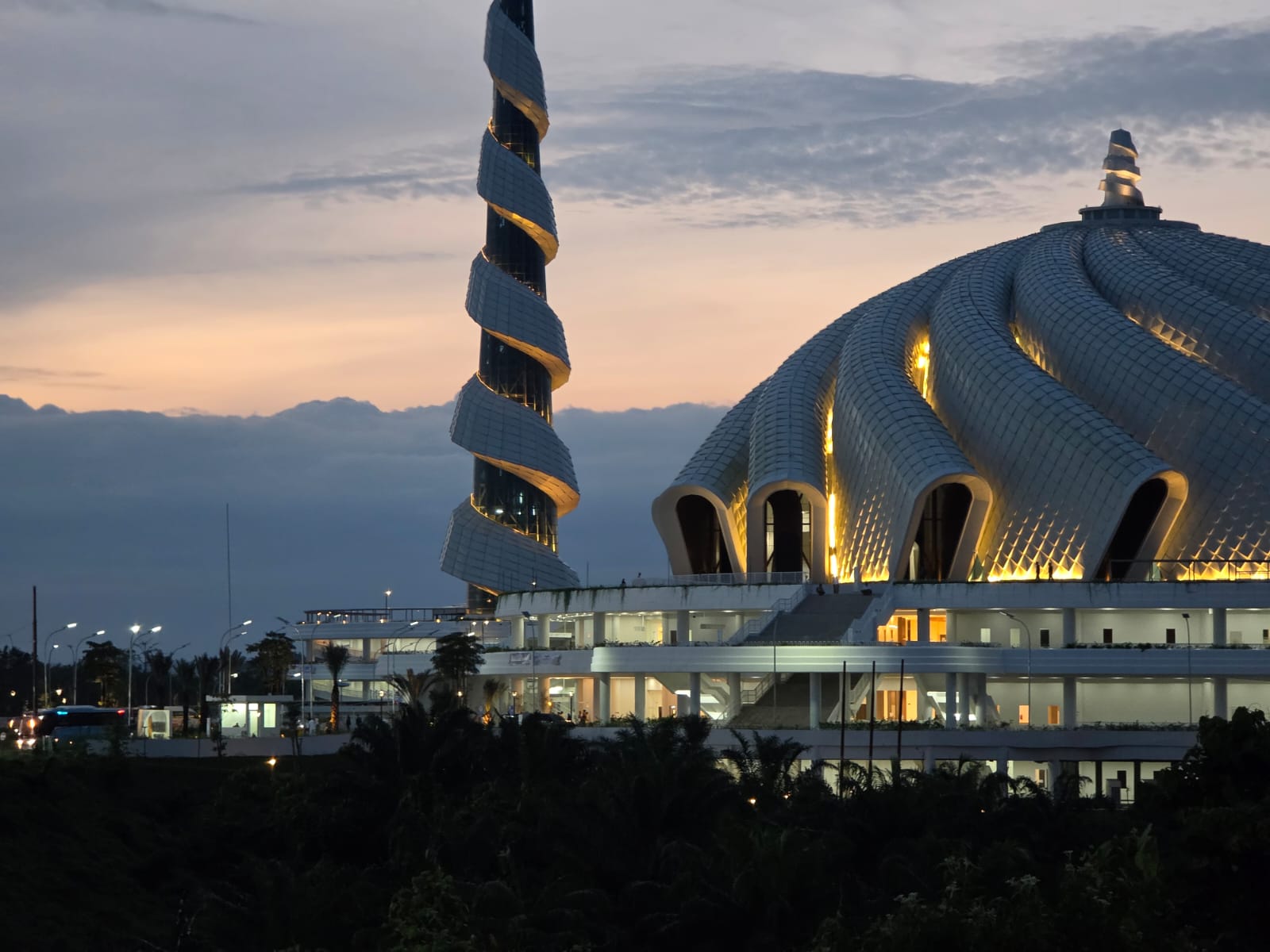 Masjid Negara Nusantara saat subuh jelang Salat Idul Fitri 1447 H.