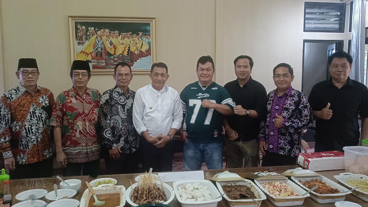 Suasana kekeluargaan terlihat dari kehadiran unsur Forkopimda, organisasi kemasyarakatan dan kepemudaan, serta pegawai di lingkungan Pemkab Kutai Barat pada open house Wakil Bupati Kubar.