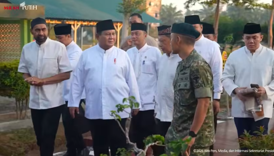 Presiden Prabowo tiba di Masjid Darussalam Aceh Tamian untuk melaksanakan Salat Id. (Foto: Tangkapan layar)
