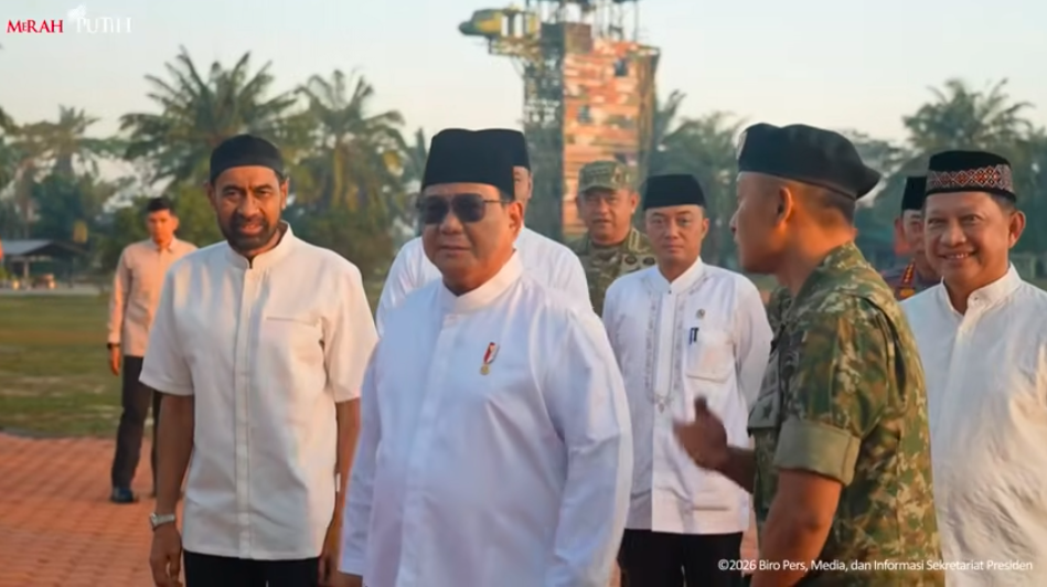 Presiden Prabowo Subianto saat tiba di Aceh Tamiang untuk melaksanakan Salat Id. 