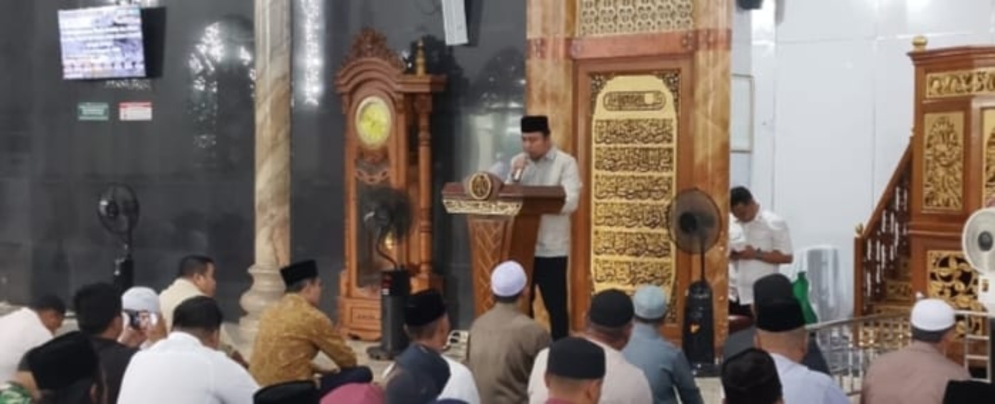Bupati Kutai Barat, Frederick Edwin, saat menghadiri Salat Id di Masjid Agung Baiturrahim Barong Tongkok. 