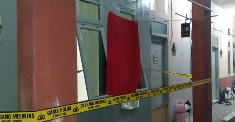 Garis polisi terpasang di depan kontrakan lokasi pembunuhan Dewhinta Anggary, cucu Mpok Nori, di kawasan Cipayung, Jakarta Timur, Sabtu (21/3/2026).