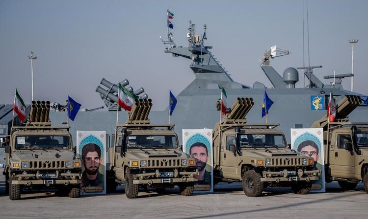Deretan kendaraan peluncur roket milik Iran dipajang dalam parade militer di depan kapal perang, menunjukkan kekuatan persenjataan di tengah memanasnya konflik di kawasan Timur Tengah. (FOTO: IST)