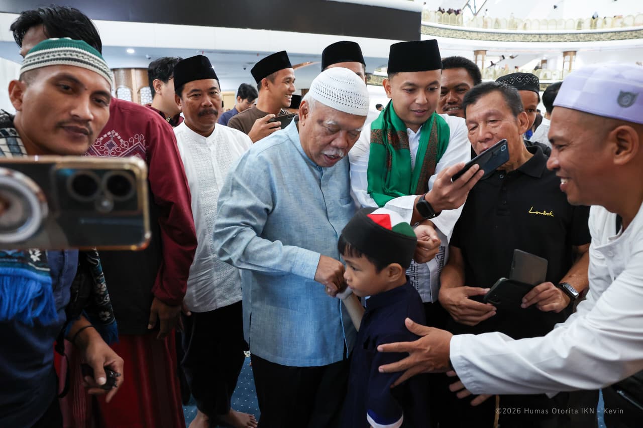 Kepala OIKN Basuki Hadimuljono tampak bersalaman dan menyapa jamaah Salat Id di Masjid Negara IKN.