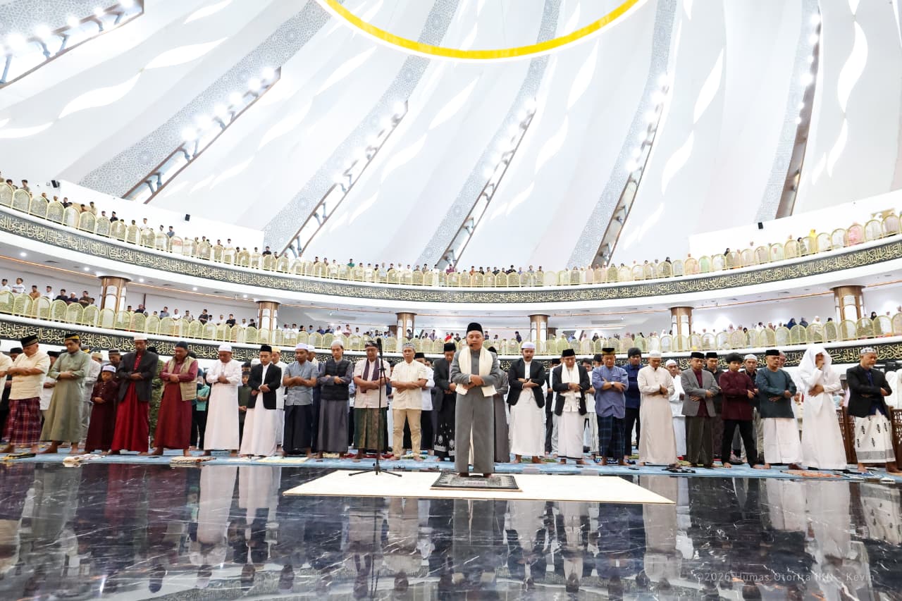 Ribuan jamaah saat mengikuti Salat Id perdana di Masjid Negara IKN dengan imam Ustaz Ahmad Muzakir, dosen Universitas PTIQ Jakarta.