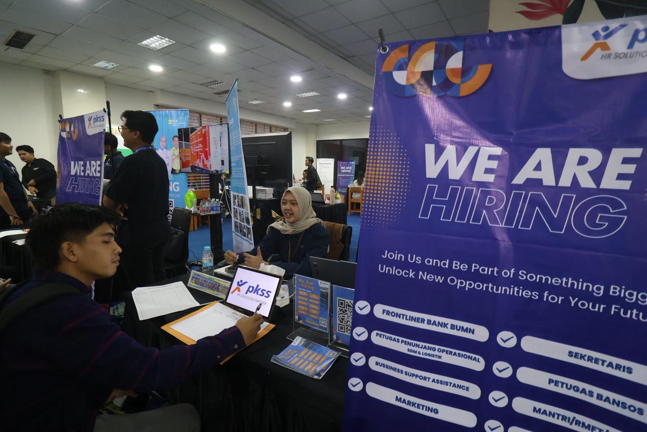 SEGERA BUKA: Job Fair 2025. Meski tersedia banyak lowongan kerja , tak semua formasi terisi. Selain kurang peminat, pencari kerja belum berpengalaman, atau latar pendidikan tak memenuhi syarat