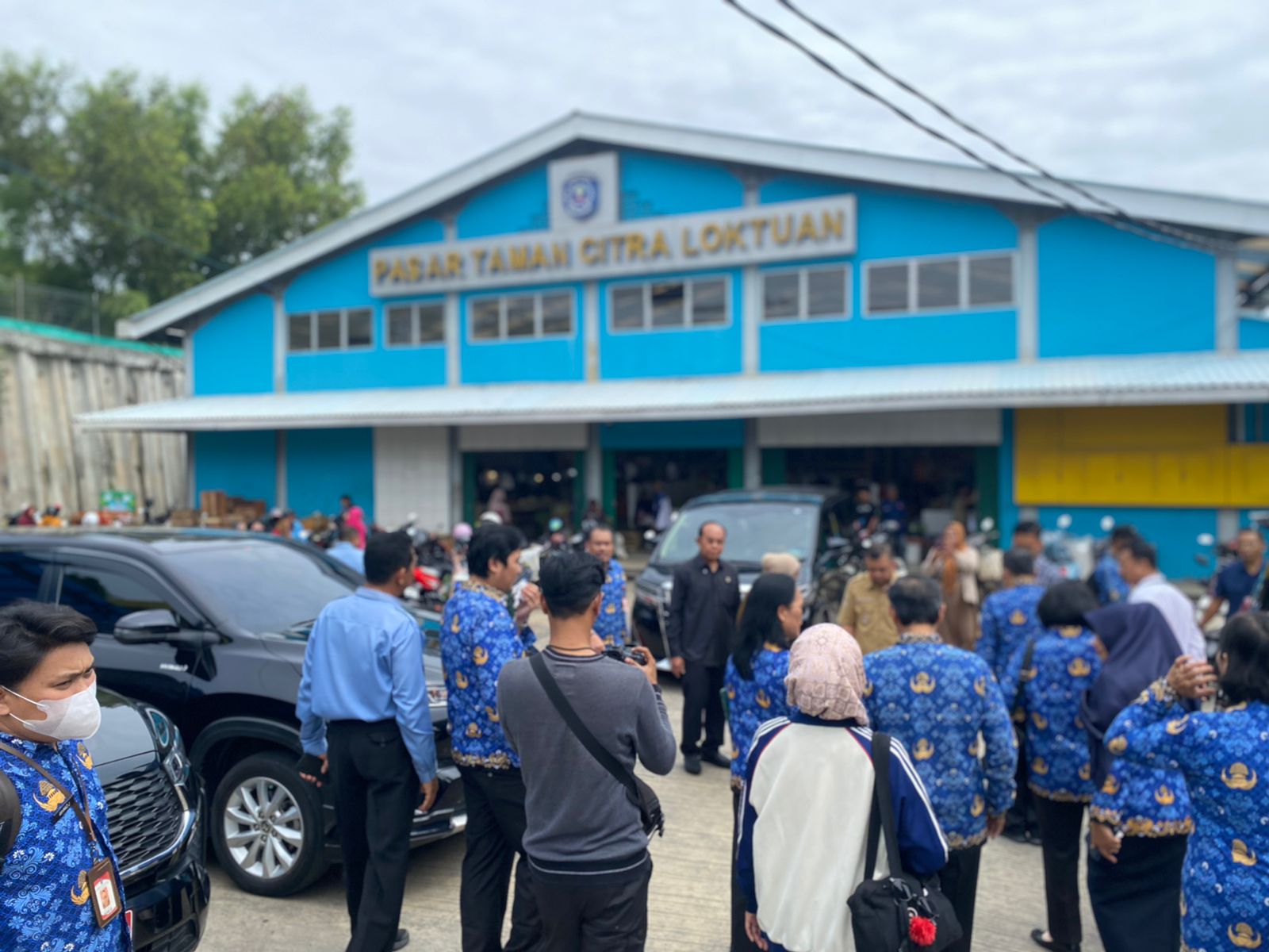 TERBATAS: Area parkir Pasar Taman Citra Mas Loktuan membutuhkan perluasan untuk memberikan kenyamanan bagi pengunjung. FOTO: ADIEL KUNDHARA/KP  