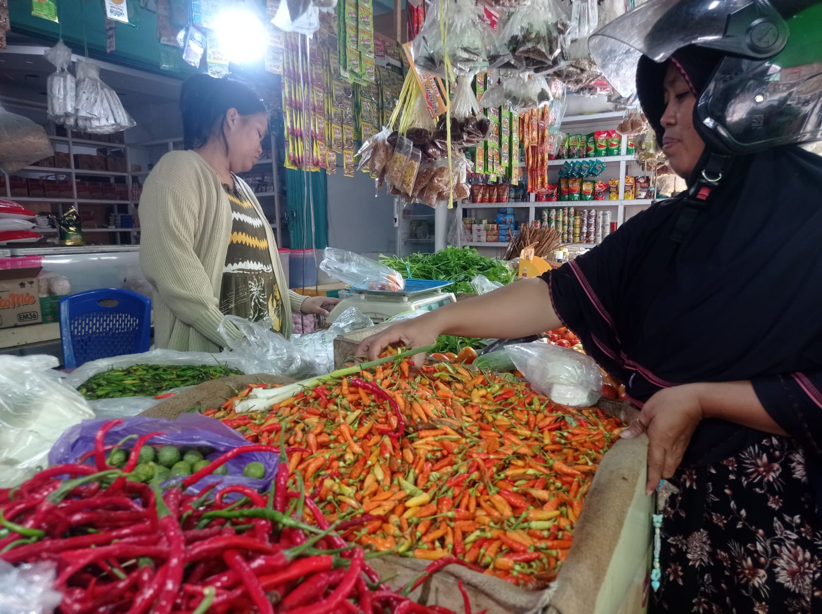NAIK DRASTIS: Harga cabai rawit di Kota Bontang saat ini mencapai Rp150 ribu per kilogram. FOTO: ADIEL KUNDHARA/KP  