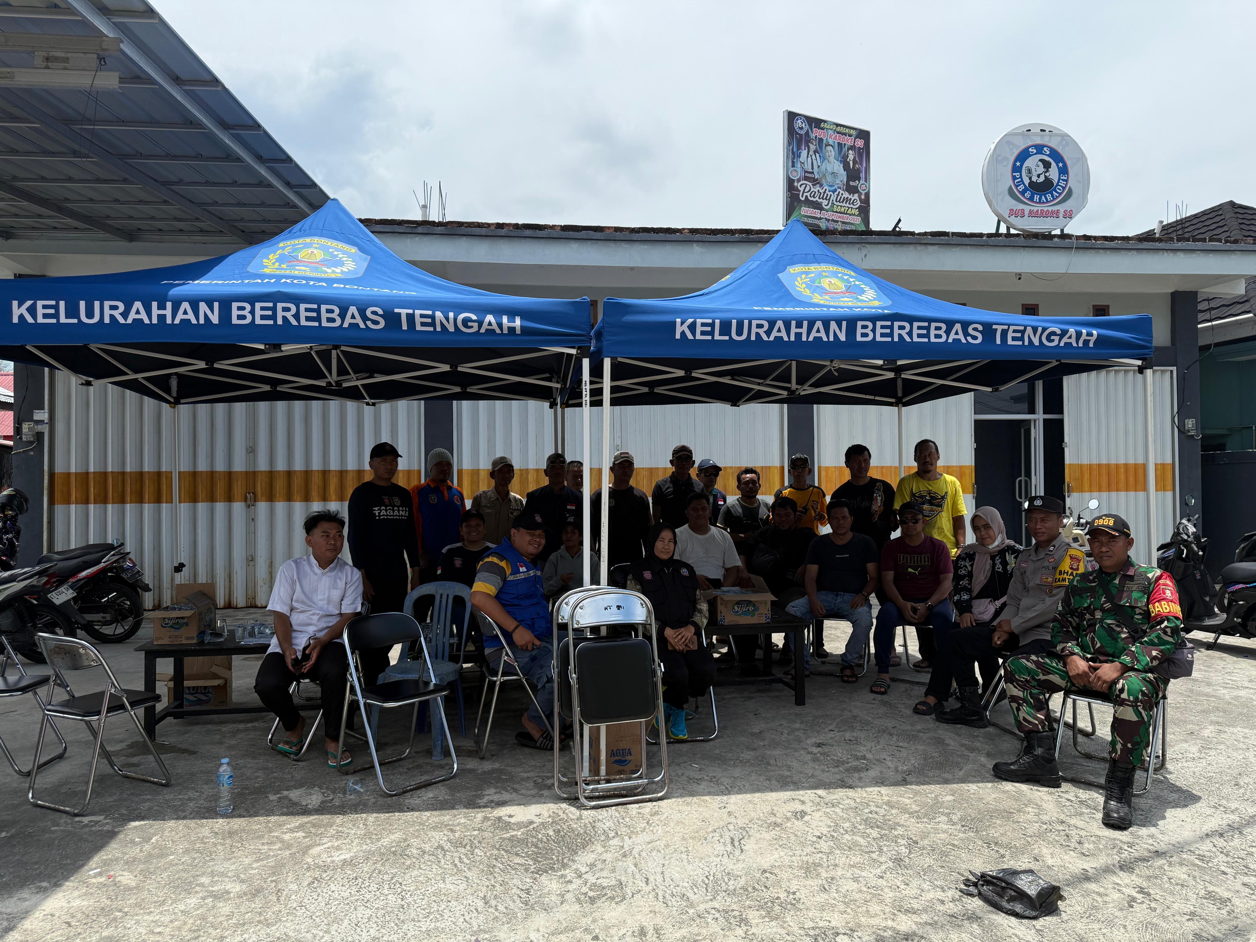 RINGANKAN BEBAN: Posko bantuan korban kebakaran di Berebas Tengah dibuka oleh pihak kelurahan untuk membantu penyediaan kebutuhan. FOTO: ADIEL KUNDHARA/KP  