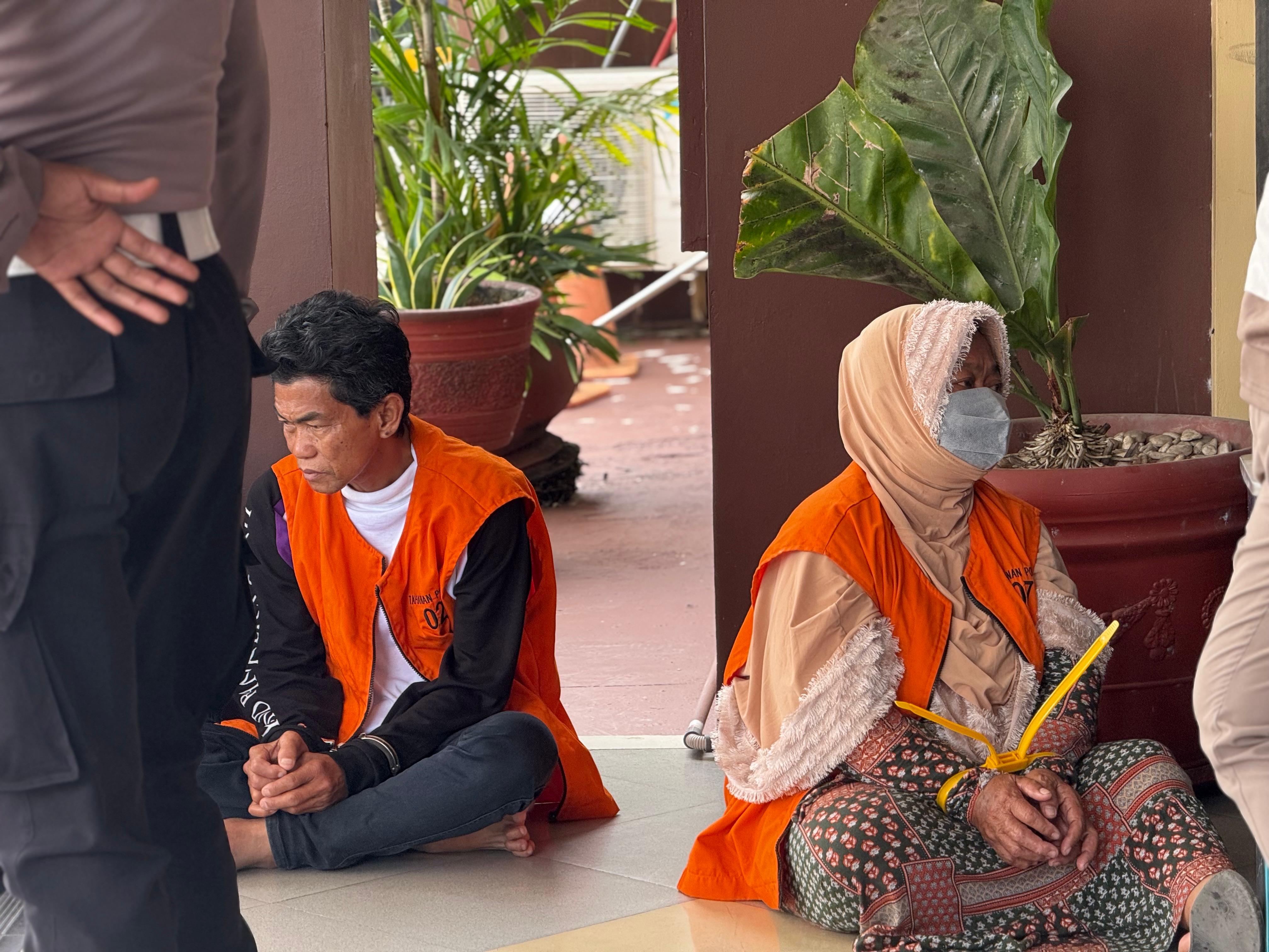 AKUI: Jafar mengakui aksinya menghabisi nyawa istri sirinya, Suwimi, dengan cara tragis. Tak sendiri, dia dibantu Rusmini (duduk kanan).