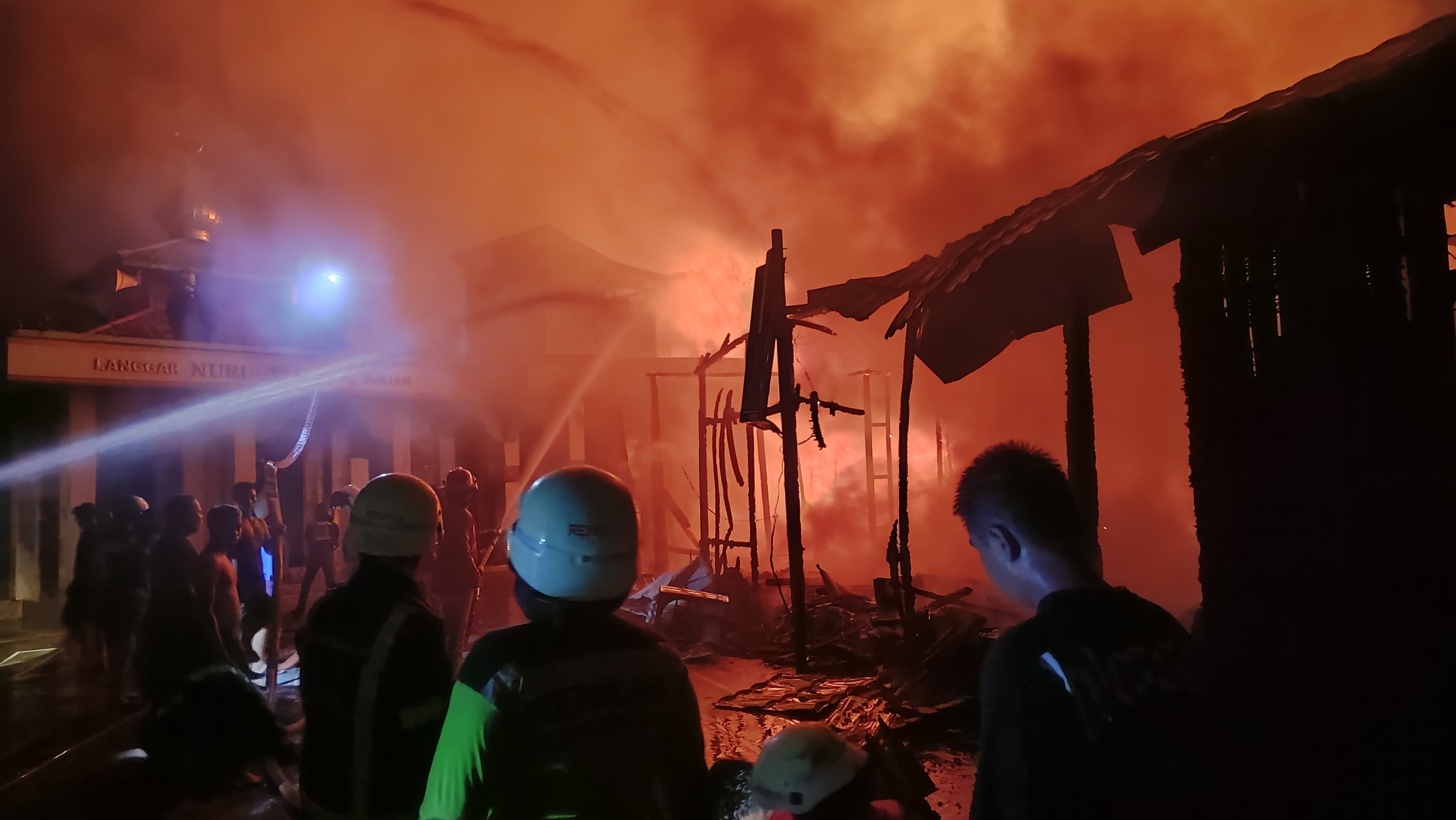 PEMADAMAN: Kebakaran yang terjadi di kawasan Loa Janan Ilir, Senin (23/3), membuat lima bangunan permukiman warga hangus. 