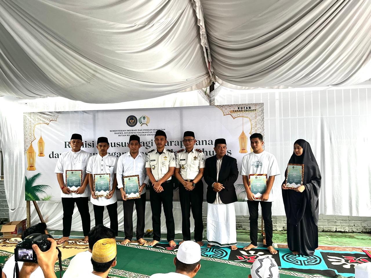 Perwakilan warga binaan Rutan Tanah Grogot menerima remisi khusus Idulfitri 1447 Hijriah usai salat Id, Sabtu (21/3/2026).