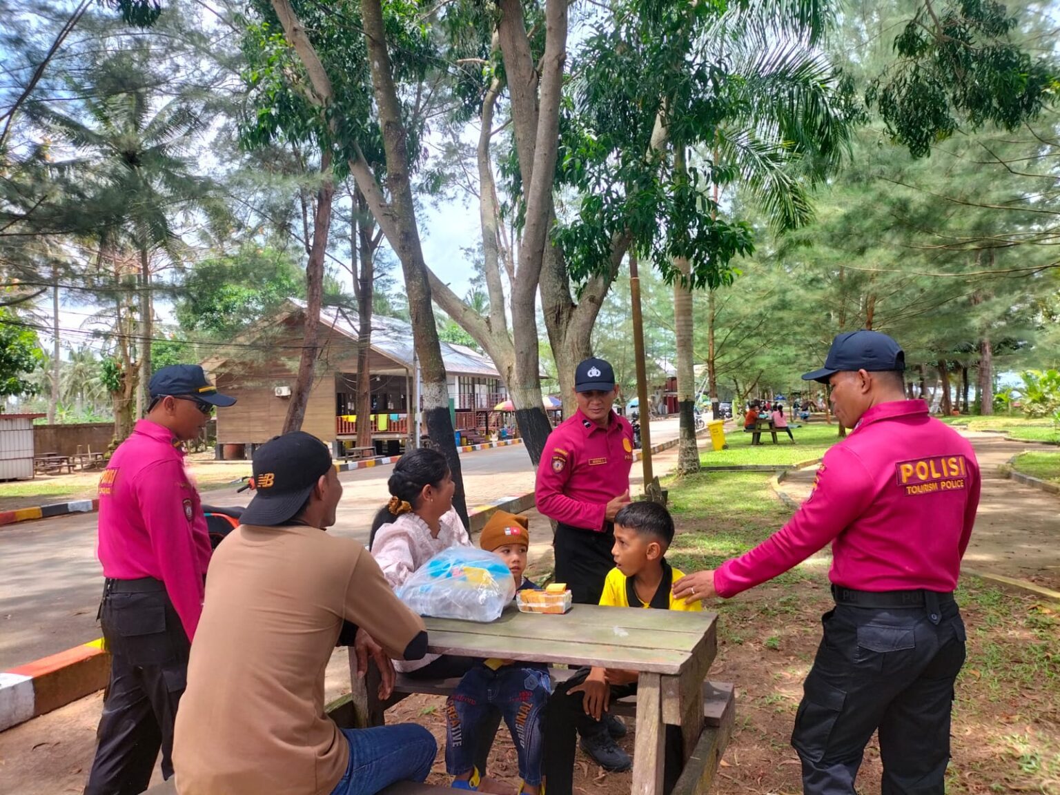 WISATA: Petugas pos pengamanan di kawasan Pantai Manggar melakukan patroli dan pengamanan di tengah meningkatnya kunjungan wisata.