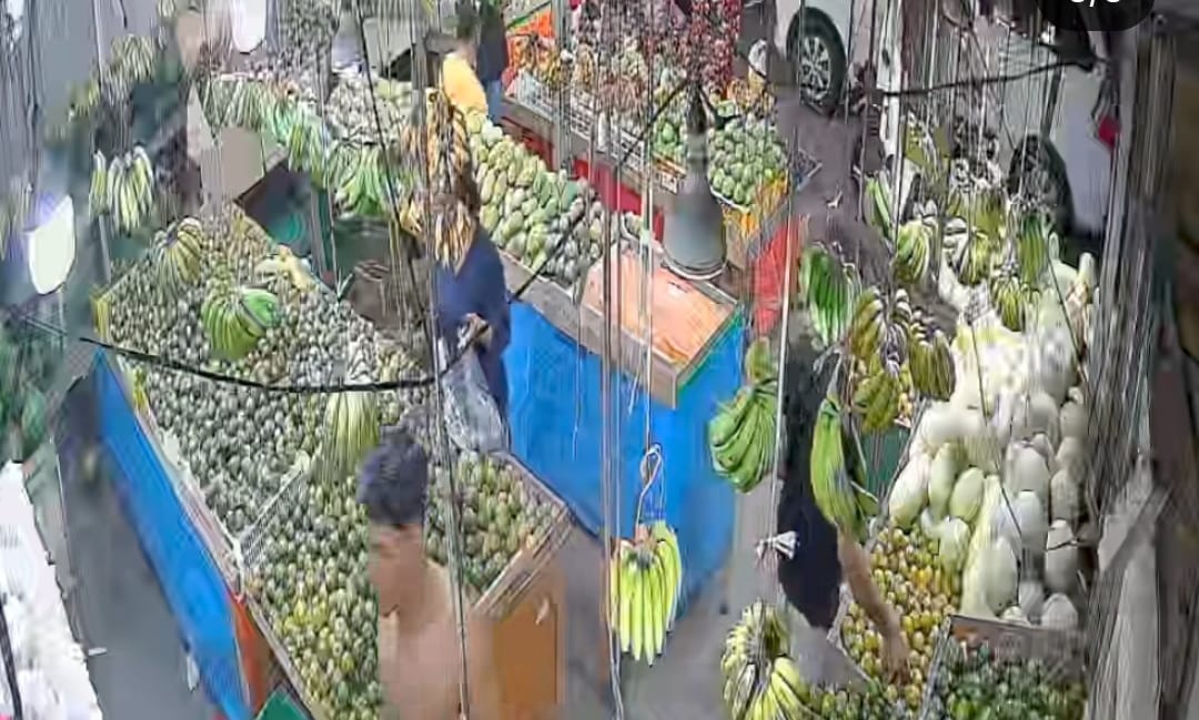 EMOSI: Diduga emosi tak direstui menjadi juru parkir, pelaku melempar botol berisi bahan mudah terbakar ke toko buah, aksinya terekam CCTV.