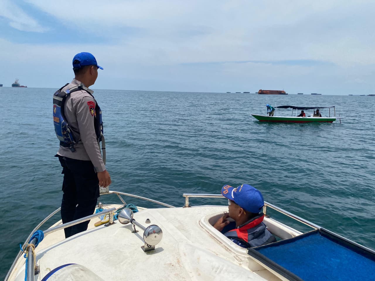 PATROLI: Satpolairud Polres Kutim berpatroli di Pantai Kenyamukan, memantau aktivitas dan mengantisipasi ancaman buaya saat libur Lebaran, Senin (23/3/2026). 