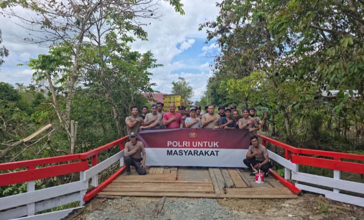 INFRASTRUKTUR: Jajaran Polsek Melak memperbaiki jembatan di Jalan Raden Botoh Melak Ilir. 