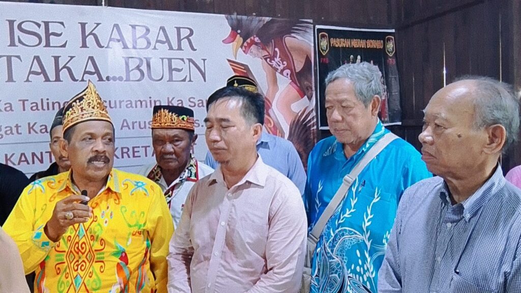 KUNJUNGAN: Ketua Dewan Adat Besar Dayak Paser Kalimantan, Ahmad Ariadi (kiri) saat menerima kunjungan dari Sarawak, Malaysia.
