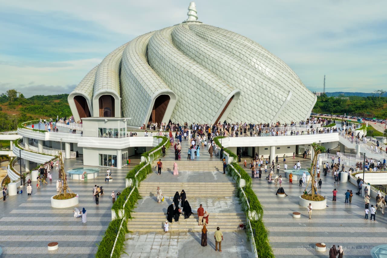Masyarakat dari berbagai daerah mengikuti salat Id di Masjid Negara IKN, Sabtu (21/3).