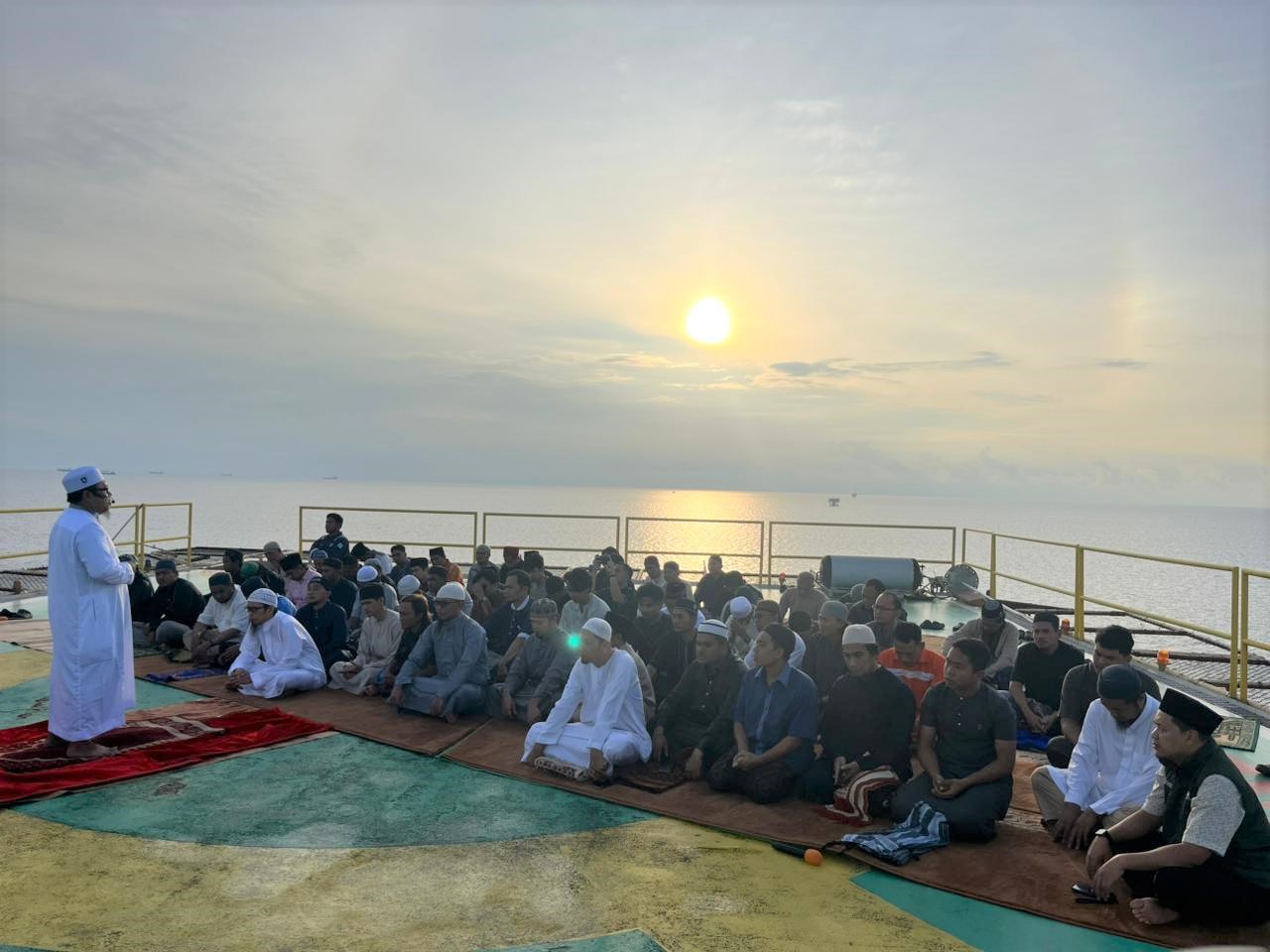 Suasana Salat Id karyawan PHI di atas rig.