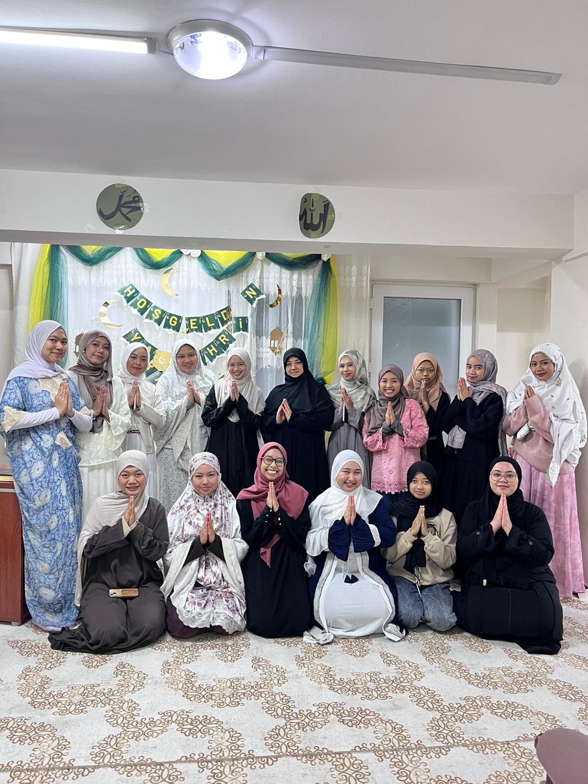 KESULITAN: Mahasiswi asal Indonesia, termasuk dari Kaltim, yang kuliah di Bandirma, Turki. Mereka kesulitan cari masjid untuk Salat Id.