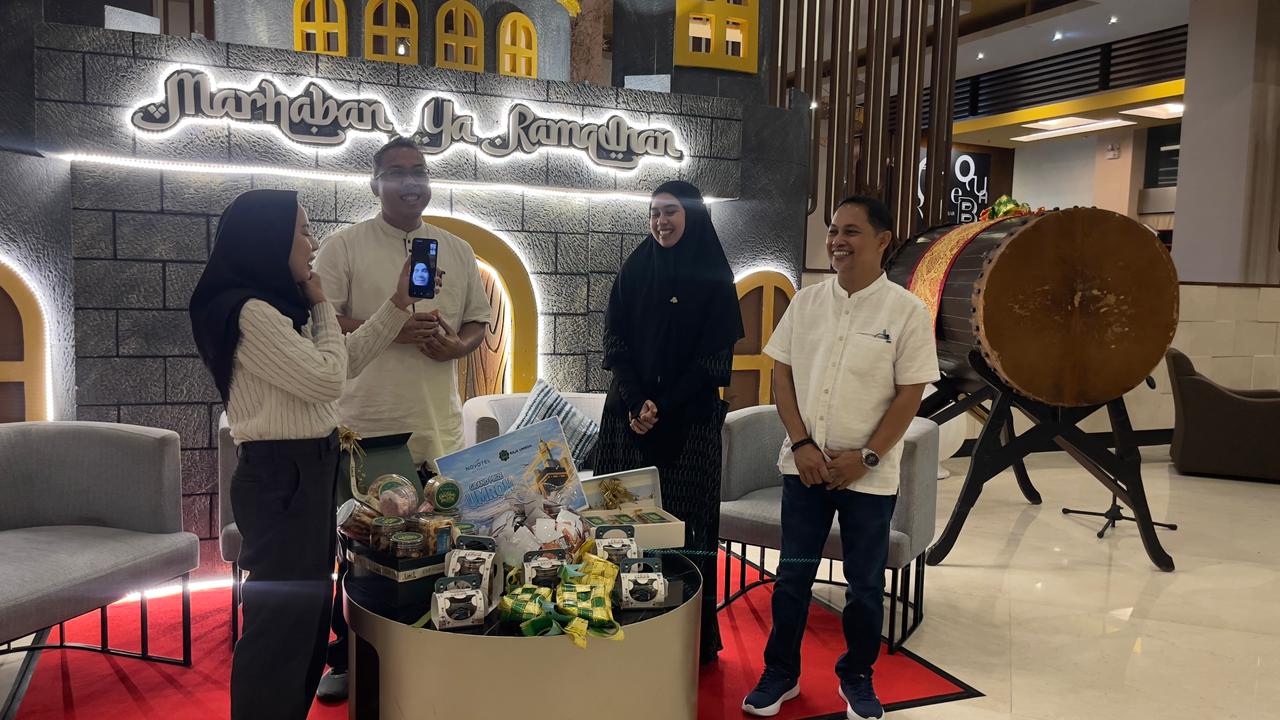 UNDIAN: Proses pengundian Umrah VIP sesi kedua digelar live melalui akun Instagram Novotel Balikpapan, Kamis (19/3) malam.  