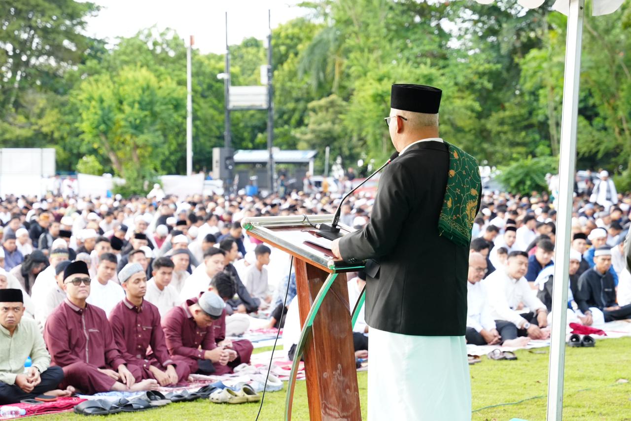 HARI KEMENANGAN: Pelaksanaan Salat Id di Lapangan Merdeka Balikpapan, Sabtu (21/3). Dalam momen itu disampaikan lebih Rp1 miliar ZIS terkumpul di lingkup PPN RU Balikpapan.  