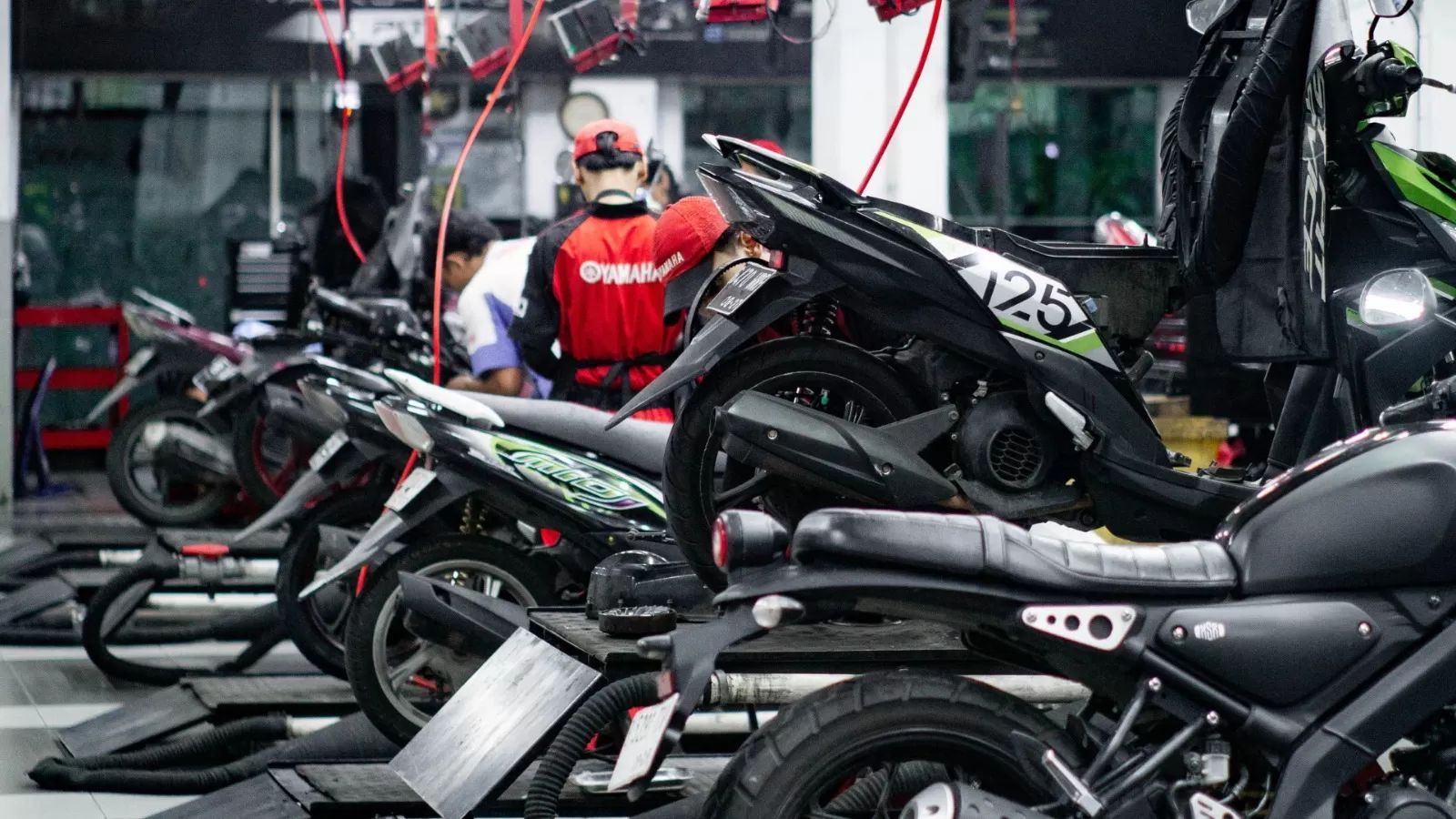 CEK MOTOR: Perawatan motor menyeluruh menjadi langkah penting menjaga keamanan, kenyamanan, serta performa kendaraan selama perjalanan jarak jauh.     