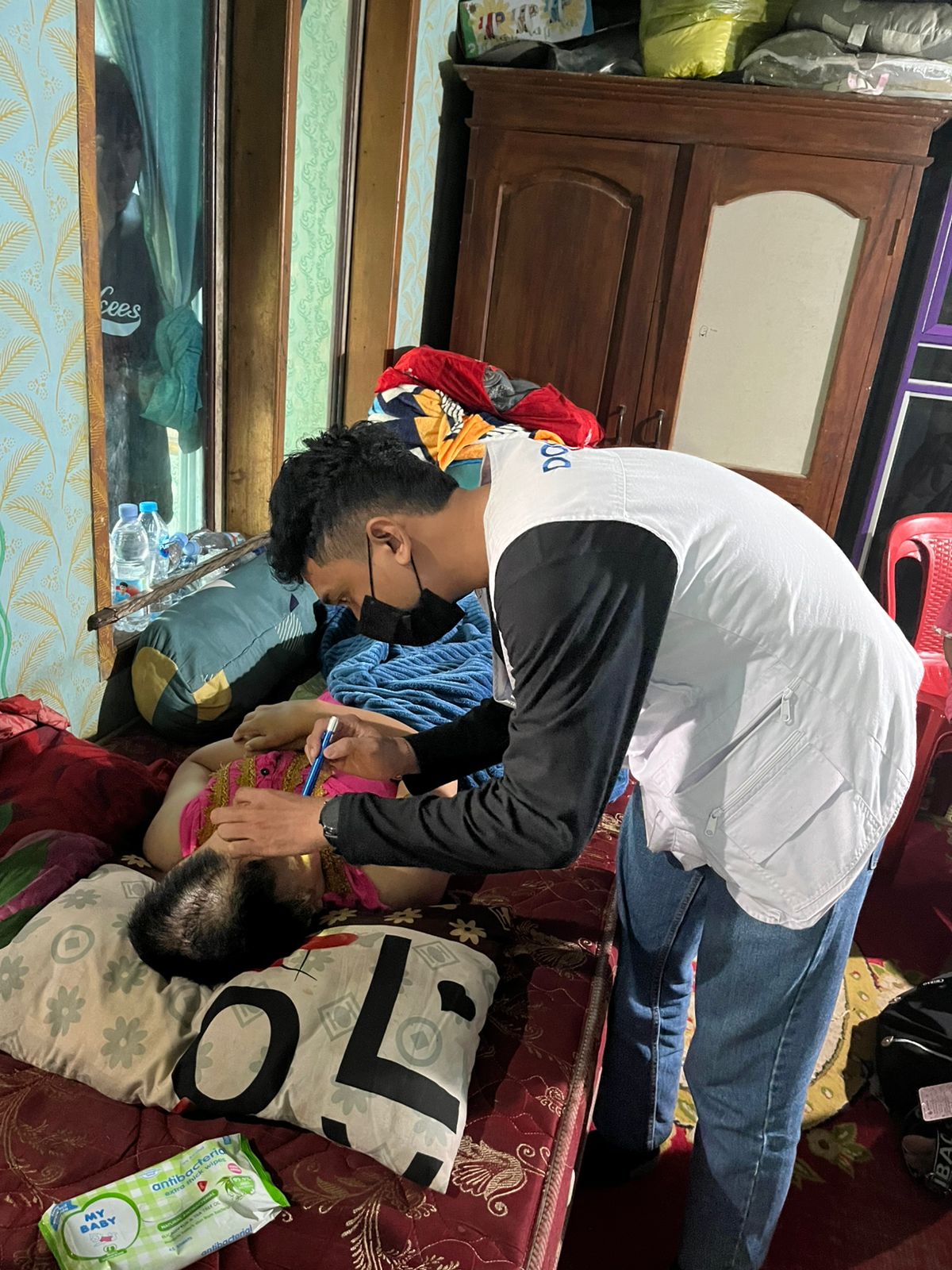 JEMPUT PASIEN: Tim Doctor on Call memeriksa pasien langsung ke rumah demi mengecek tingkat kegawat daruratan warga, beberapa waktu lalu.  