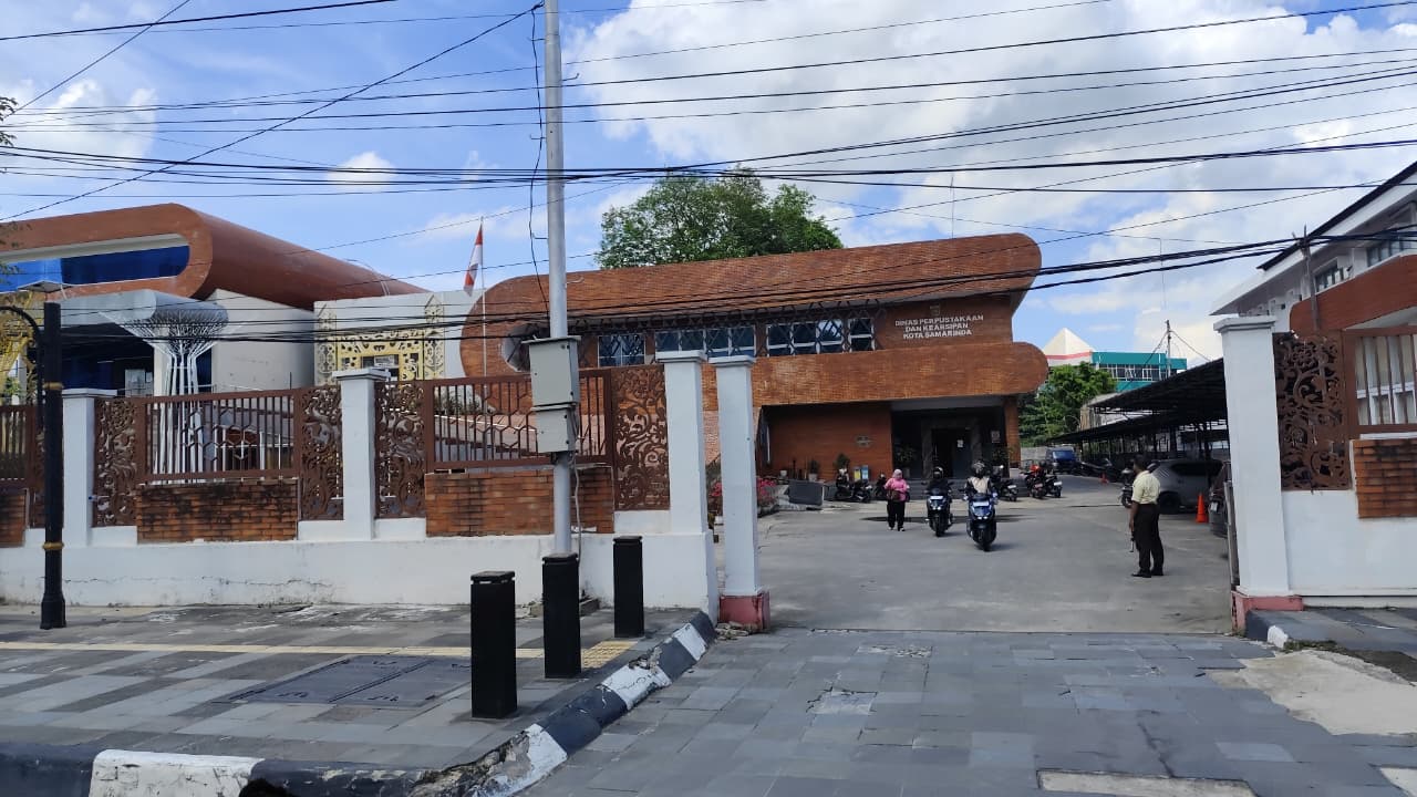 KERJA: Pelayanan publik di semua OPD pemkot Samarinda akan kembali beroperasi normal usai libur lebaran, pada Rabu (24/3). Salah satunya di gedung Perpustakaan Samarinda.  