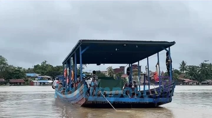 Kapal feri penyeberangan di Kecamatan Melak.